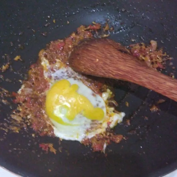 Masukkan telur. Aduk rata
