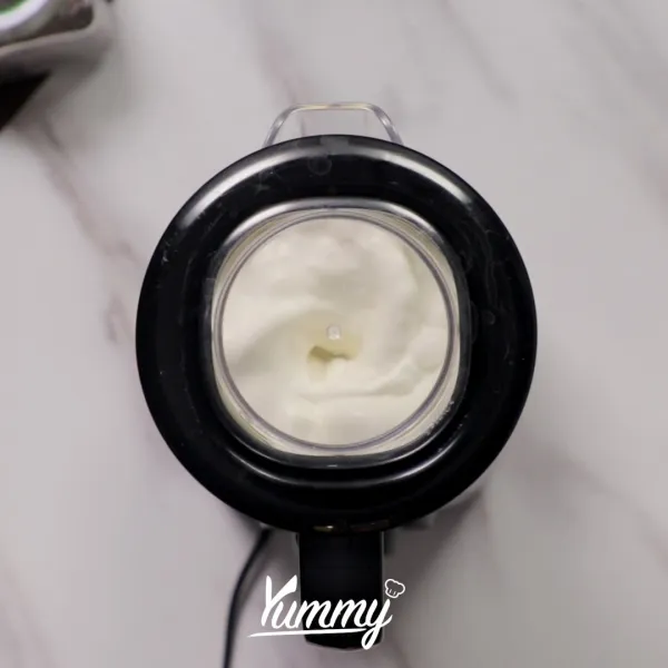 Campurkan whip cream, santan cair, cream cheese, dan krimer kental manis ke dalam blender. Proses hingga semua bahan tercampur rata.