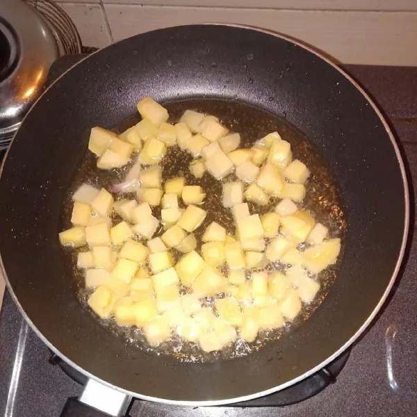 Pertama goreng kentang terlebih dahulu sampai mengguning.