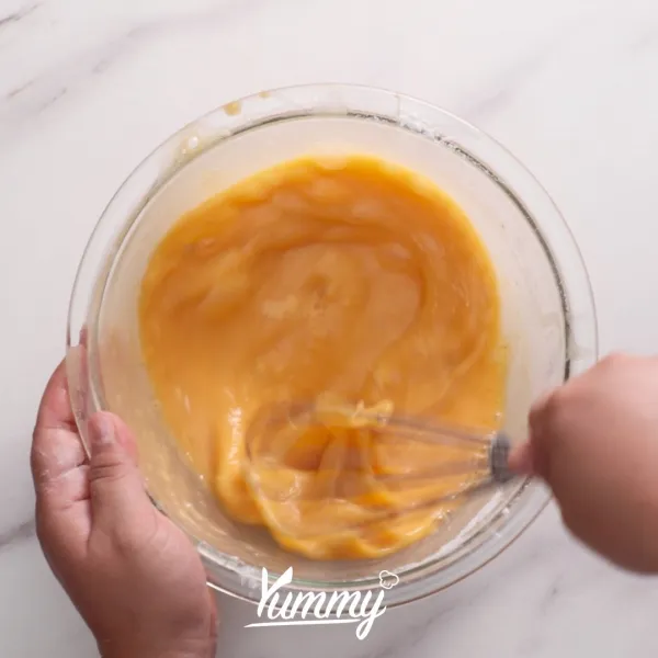 Beri tepung maizena lalu kocok hingga menyatu dan larut.