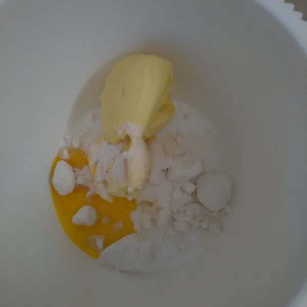 Masukkan telur, mentega, dan gula halus dalam 1 wadah.