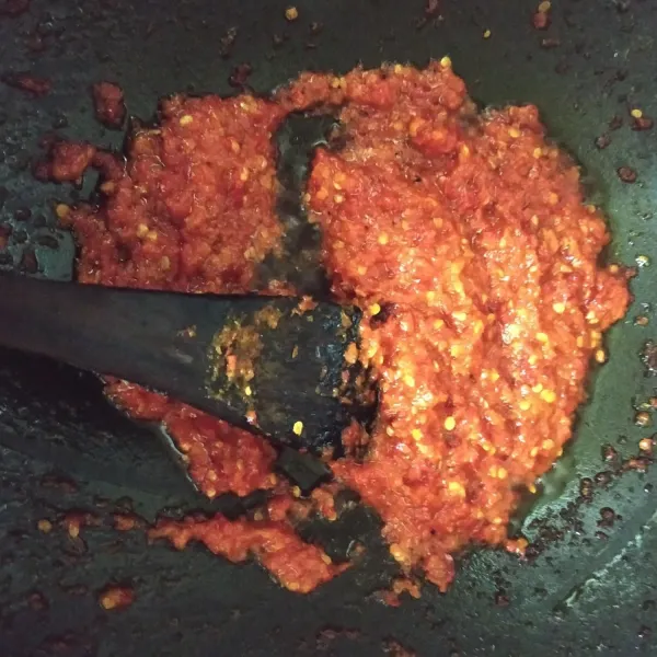 Haluskan: bawang merah, cabe, dan tomat, lalu tumis bumbu halus hingga harum dan matang.