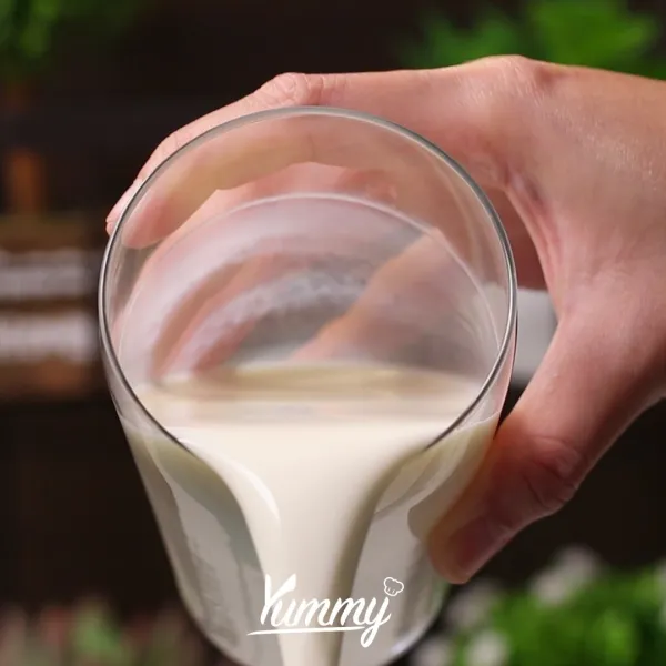 Siapkan sauce pan, masukkan susu cair, kuning telur, tepung maizena, gula pasir, krim kental manis, milo, dan kopi instan. Aduk rata, masak di atas api kecil sambil terus diaduk hingga mengental.