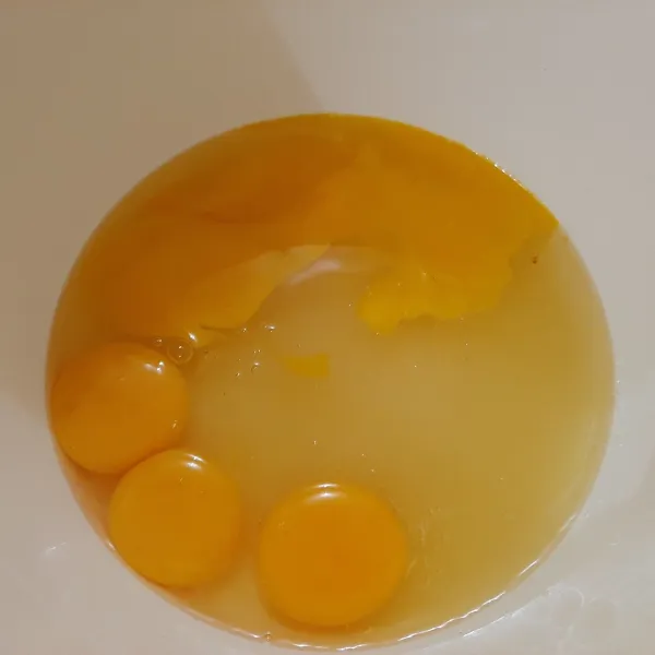 Kocok telur dan gula kemudian mixer dengan kecepatan tinggi.