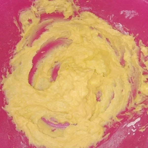 Dalam wadah masukkan margarine dan gula halus, mixer sebentar saja hingga rata, menggunakan whisker juga bisa.