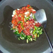 Panaskan minyak, tumis semua bumbu iris hingga layu.