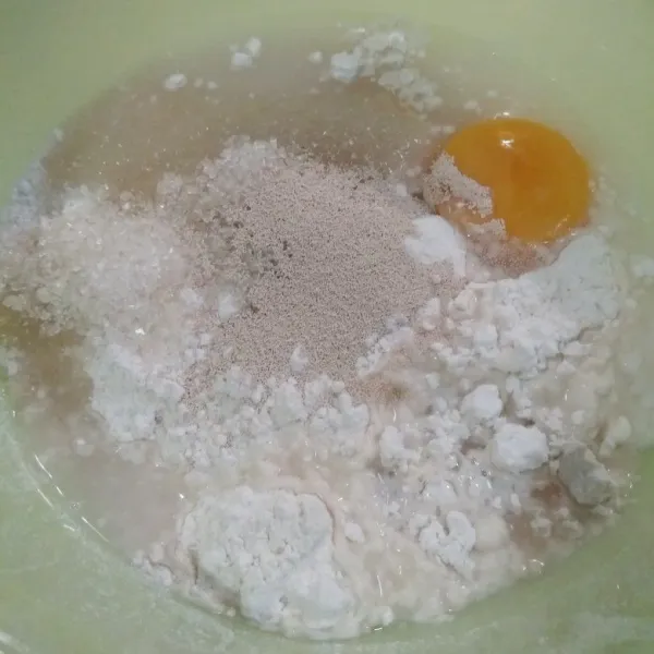 Adonan roti : Campurkan tepung terigu, ragi, gula pasir, kuning telur dan air es kedalam wadah.