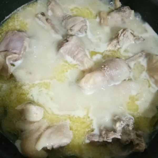 Kemudian masukkan ayam dan sisa air rebusannya. Tambahkan garam, gula pasir, dan merica bubuk. Aduk rata, masak hingga bumbu meresap dan ayam empuk.