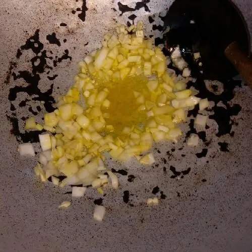 Tumis bawang bombay dan bawang putih dengan margarin sampai harum.