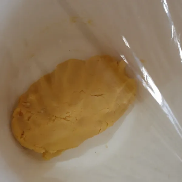 Uleni adonan lalu tutup dengan plastik, simpan dalam kulkas 30 menit.