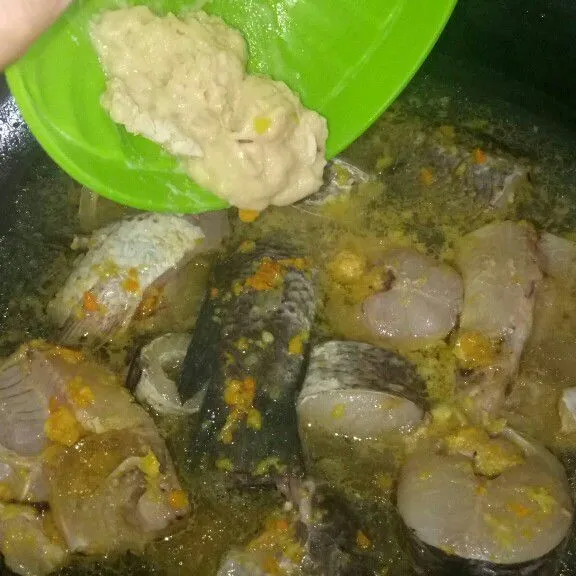 Kemudian jika telah mendidih masukkan tempoyak, tomat, dan daun kunyit. Beri sedikit perahan air jeruk. Kemudian beri garam dan micin sesuai selera. Jika telah pas, angkat dan sajikan selagi masih panas.