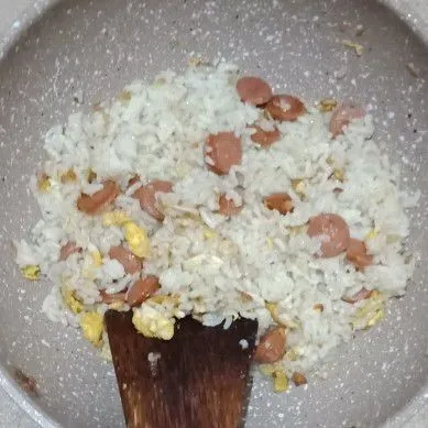 Masukkan nasi, aduk-aduk sampai tercampur rata dengan bumbu. Setelah tercampur rata, angkat dan sajikan.