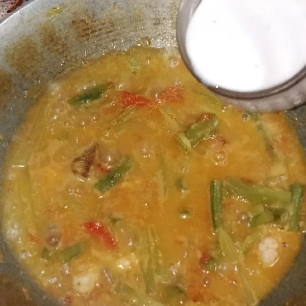 Terakhir, masukkan santan. Aduk rata dan koreksi rasa.