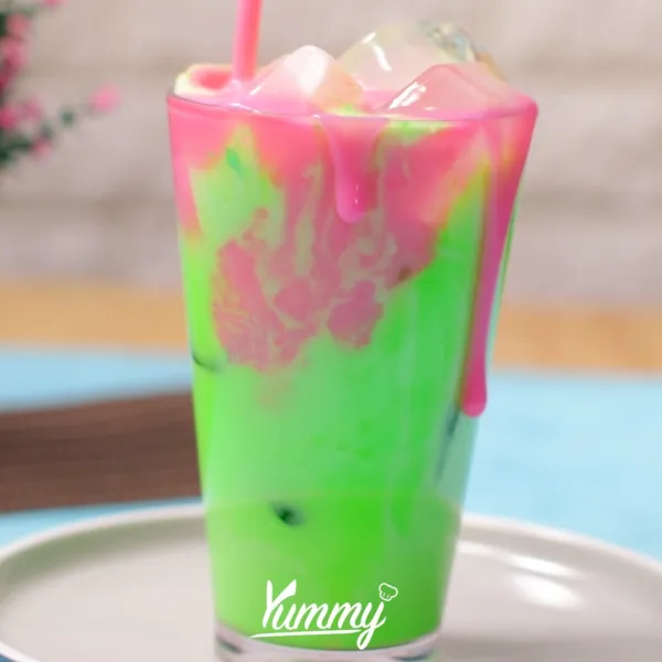 Siapkan gelas saji lalu isi dengan susu cair green tea. Tambahkan susu cair original hingga ¾ bagian, selanjutnya tuangkan susu cair strawberry kental. Lalu sajikan dan aduk sebelum diminum.