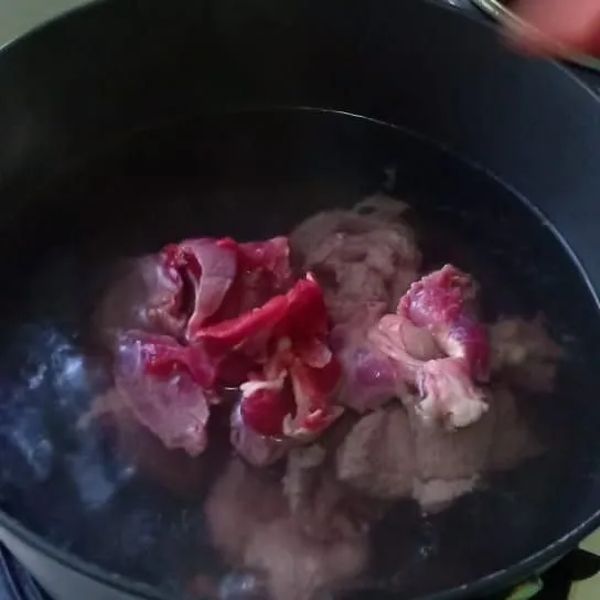 Siapkan wajan masukkan air tunggu hingga menguap, masukkan daging rebus sampai empuk.