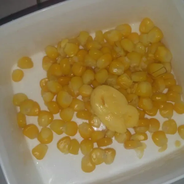 Siapkan mangkok, tambahkan margarin aduk rata.