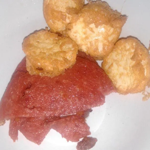 Siapkan 1 lembar smoke beef, kemudian goreng hingga kecoklatan angkat dan tiriskan.