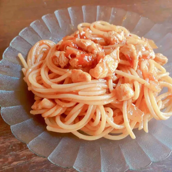 Masukkan spagetti, aduk rata. Siap disajikan.