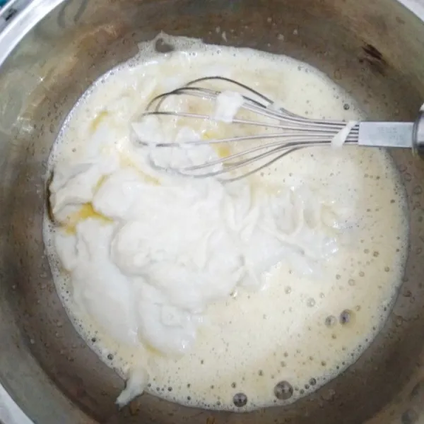 Masukkan blenderan ubi dan santan ke dalam kocokan telur, aduk rata, lalu tambahkan tepung terigu sambil diayak, aduk hingga benar-benar rata dan tidak bergerindil.