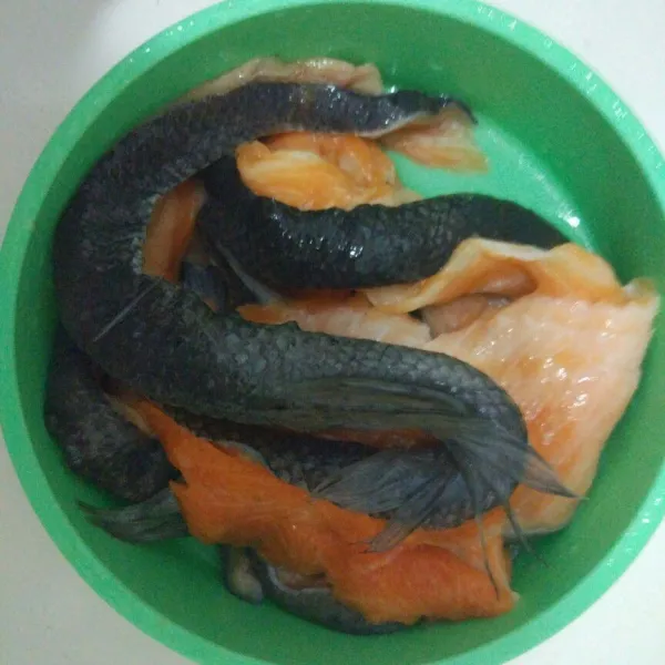 Cuci bersih ikan salmon, kemudian tiriskan.