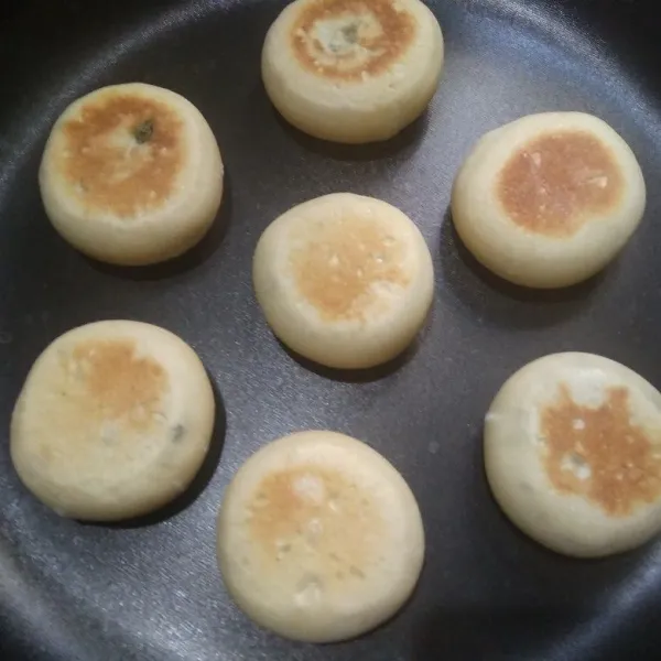 Panggang adonan pia dalam teflon dengan api yang sangat kecil hingga kulitnya sedikit kecoklatan, balikkan. Tunggu hingga matang, angkat dan siap dinikmati.