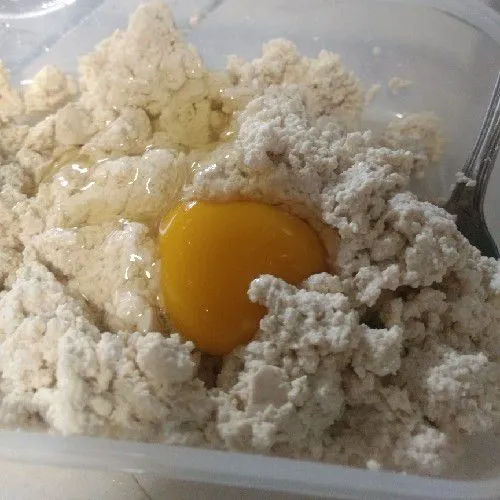 Tambahkan 1 butir telur ayam, aduk hingga tercampur rata. Koreksi rasa.