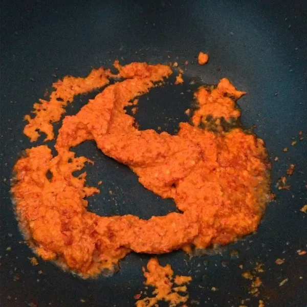 Tumis bumbu yang telah diblender sampai wangi.