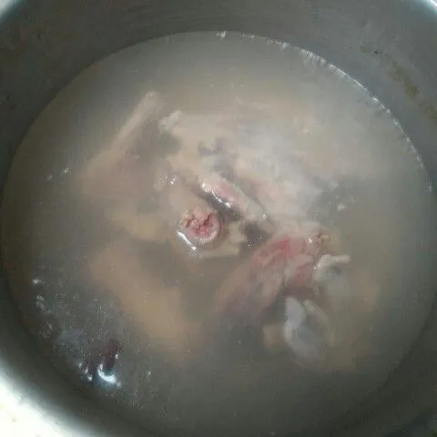 Rebus tulang ayam bersama dengan air hingga keluar kaldu ayamnya dan air sedikit menyusut.