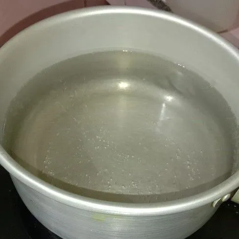 Masak air sampai mendidih.