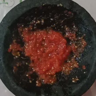 Haluskan bawang merah, bawang putih, cabai dan tomat.