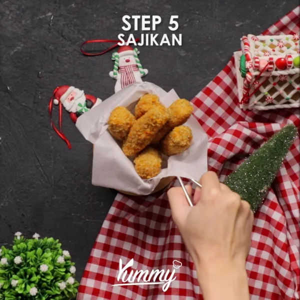 Sajikan Nugget Kitkat dengan taburan icing sugar.