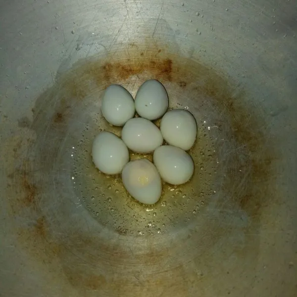 Setelah masak. Rendam dalam air dingin. Kupas telur dan goreng pada minyak panas. Angkat lalu sisihkan.