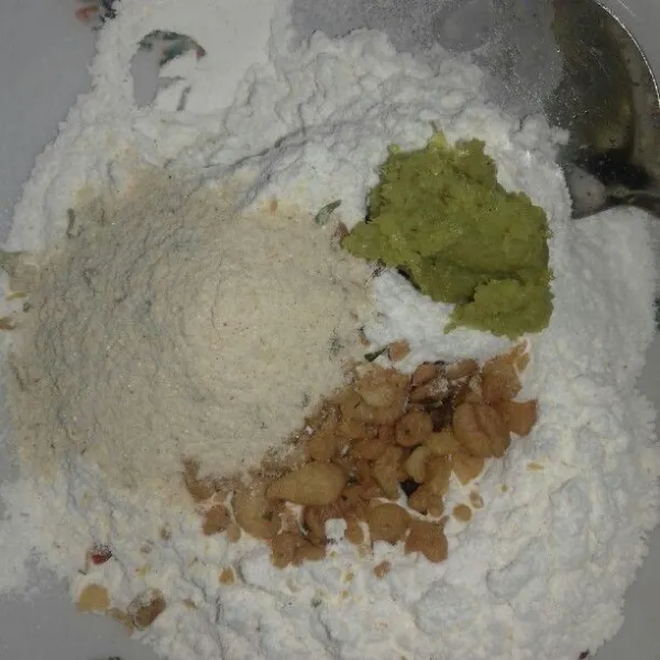 Campur tepung terigu , Bawang yang sudah dihaluskan dan bumbu mie.