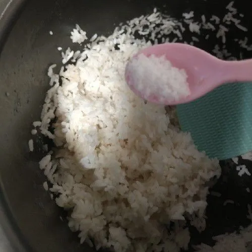 Beri garam 2 sdt pada nasi.