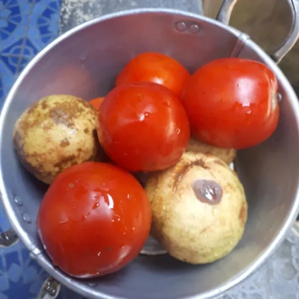 Cuci bersih buah jambu merah dan tomat.