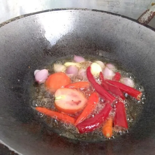 Goreng semua bahan sambal sampai matang, kecuali gula dan garam.