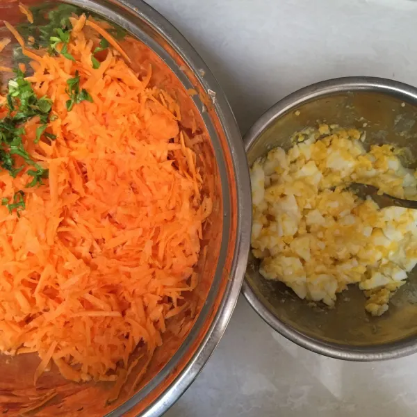 Siapkan bahan untuk isian, parut wortel, cincang daun seledri, rebus telur dan hancurkan.