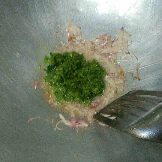 Masukkan bumbu yang sudah dihaluskan, tumis bumbu halus hingga matang.