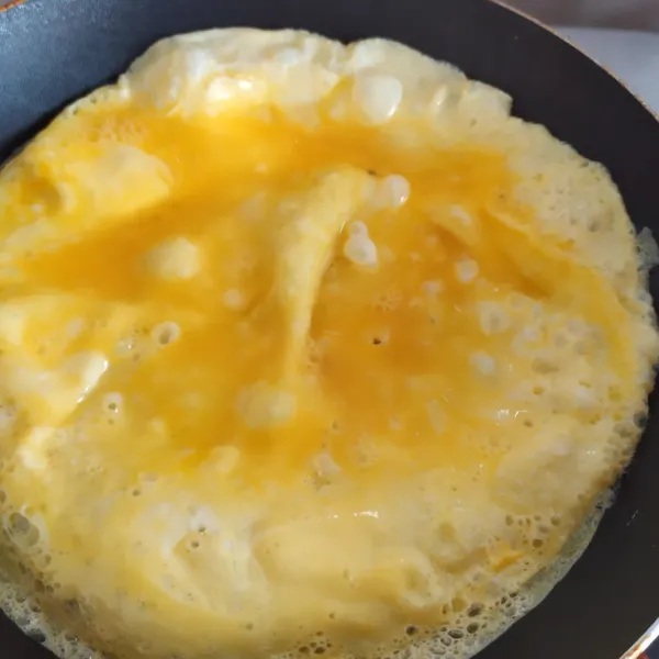 Untuk pelengkap, buat telur dadar dari 1 butir telur yang dibumbui dengan merica dan garam secukupnya, kocok. Panaskan wajan anti lengket dadar telur, masak sampai kecokelatan di kedua sisinya, angkat dan dinginkan.