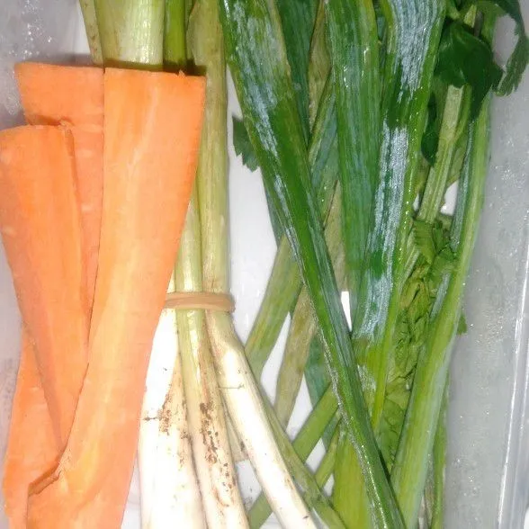 Siapkan wortel dan seledri potong bersih, parut wortel, dan iris seledri, sisihkan.