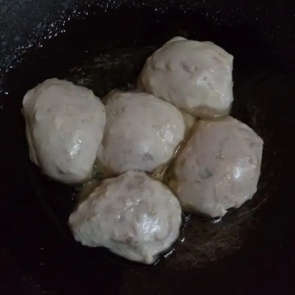 Panaskan sedikit minyak goreng, goreng martabak hingga matang.