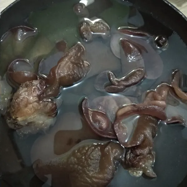 Masukan jamur kuping ke dalam air panas  sebentar.