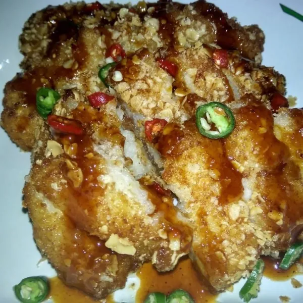 Nasi katsu siap dihidangkan.