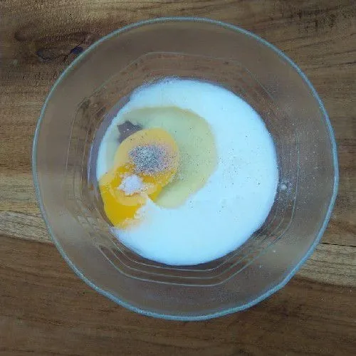 Masukkan telur, susu cair, garam, dan lada bubuk dalam mangkuk.