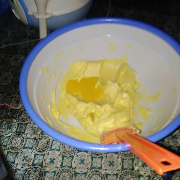 Masukkan kuning telur, aduk hingga rata.
