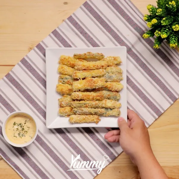 Campurkan mayonaise dan saus sambal lalu aduk hingga tercampur rata. Sajikan zucchini finger dengan saus selagi panas.
