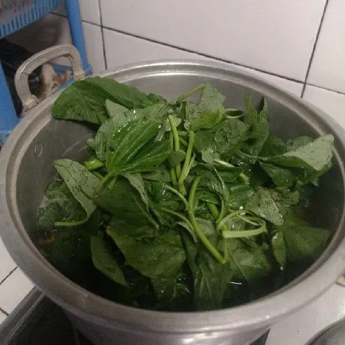 Jika jagung sudah berubah warna dan mendidih, masukkan bayam.