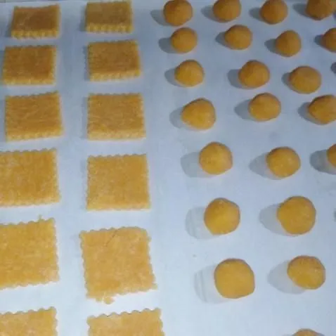 Pulung adonan atau bisa dicetak, tata dalam loyang.