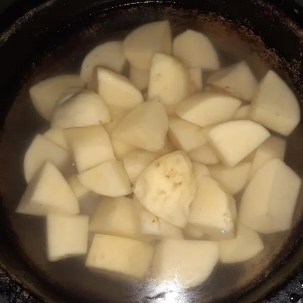 Panaskan panci, rebus kentang hingga lembut. Angkat dan tiriskan.