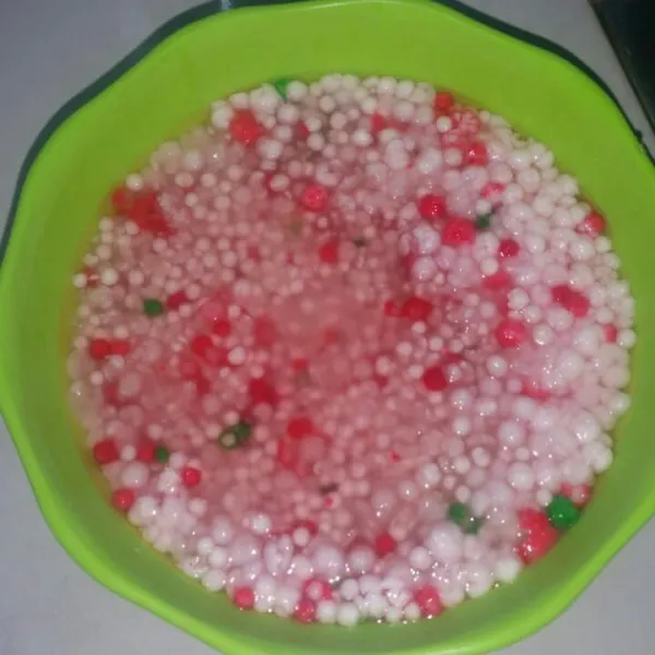 Rendam mutiara dengan air panas selama kurang lebih 1 jam, tiriskan terlebih dahulu.